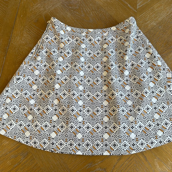 H&M SKIRT size 4 length 100%polyester and liner side zipper waist 26 - Picture 9 of 12